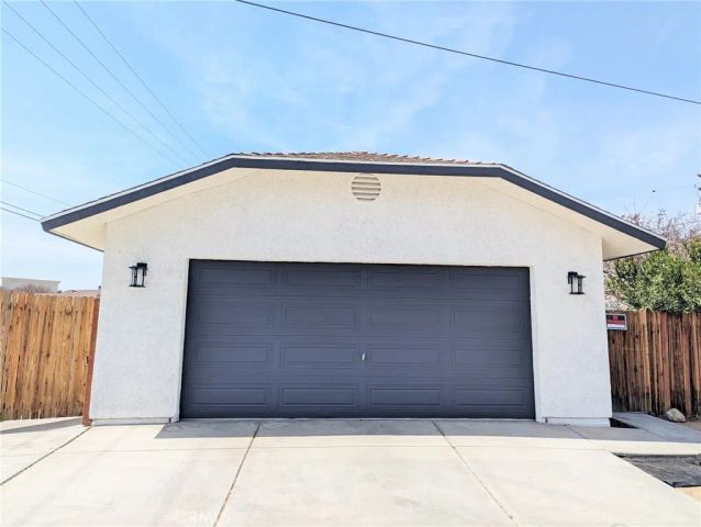 15354 Kiamichi Rd, Apple Valley, CA 92307