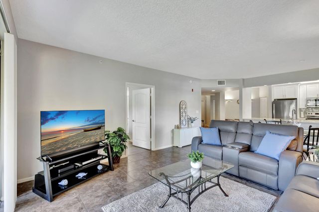 300 Uno Lago Drive 101, Juno Beach, FL 33408