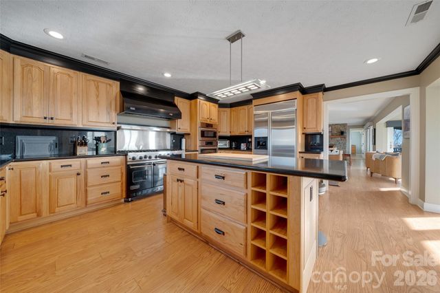 300 Roberts Drive, Hendersonville, NC 28739