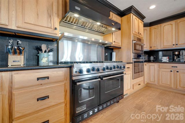 300 Roberts Drive, Hendersonville, NC 28739