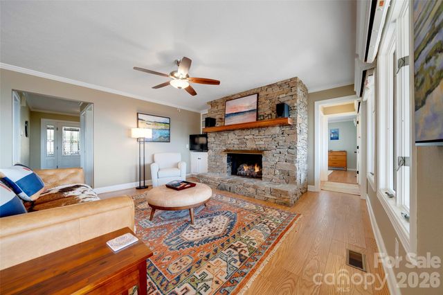 300 Roberts Drive, Hendersonville, NC 28739
