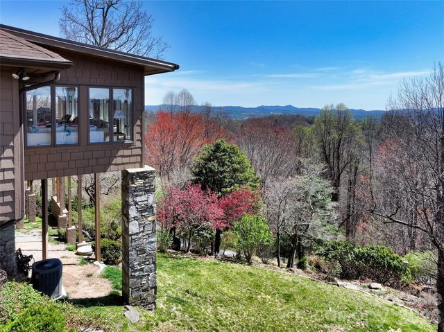300 Roberts Drive, Hendersonville, NC 28739