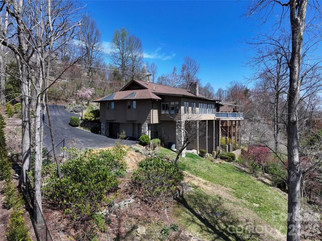 300 Roberts Drive, Hendersonville, NC 28739