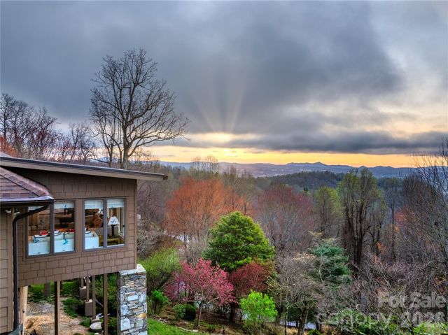 300 Roberts Drive, Hendersonville, NC 28739