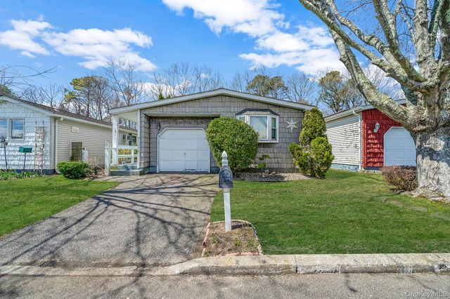 191 Village Circle W, Manorville, NY 11949