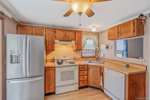 191 Village Circle W, Manorville, NY 11949