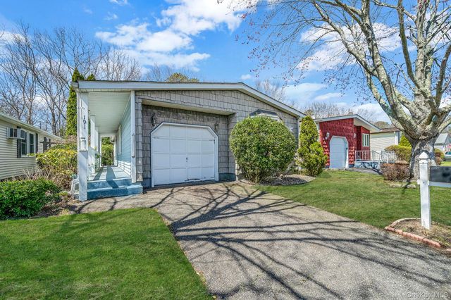 191 Village Circle W, Manorville, NY 11949