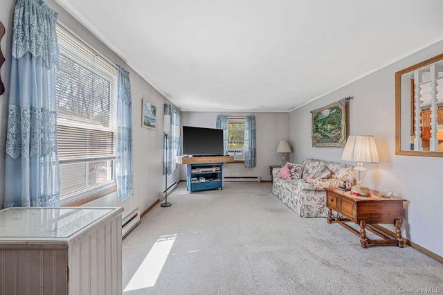191 Village Circle W, Manorville, NY 11949