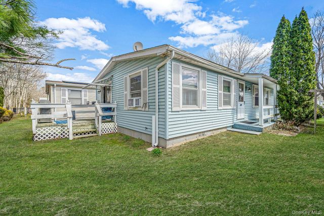 191 Village Circle W, Manorville, NY 11949