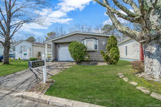 191 Village Circle W, Manorville, NY 11949