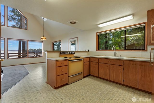 909 Lorenz Road NW, Lakebay, WA 98349