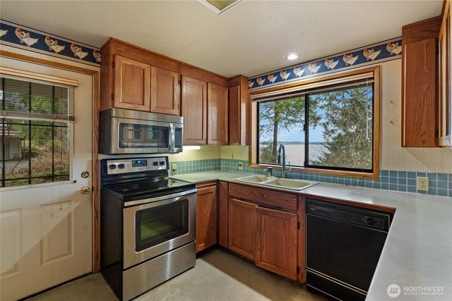 909 Lorenz Road NW, Lakebay, WA 98349