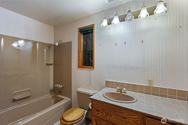 909 Lorenz Road NW, Lakebay, WA 98349