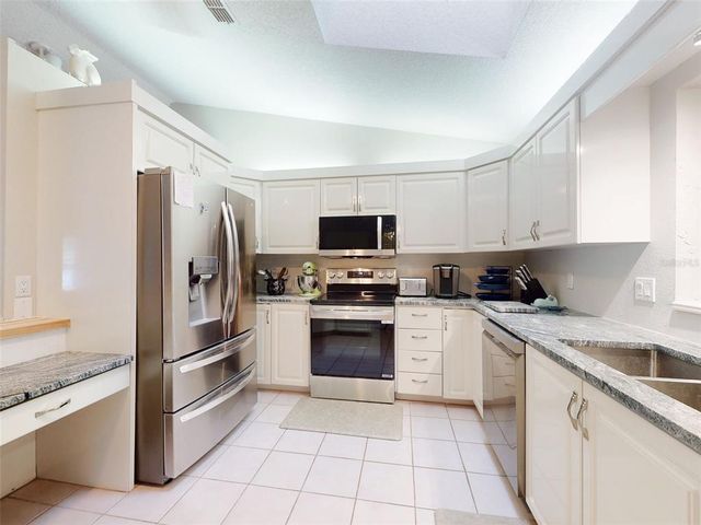 808 E 19TH AVENUE, New Smyrna Beach, FL 32169