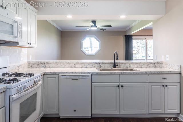 5018 Harbor Oak Drive, Waterford Charter Township, MI 48329