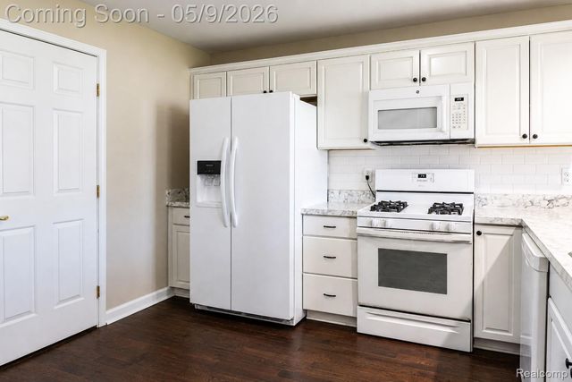 5018 Harbor Oak Drive, Waterford Charter Township, MI 48329