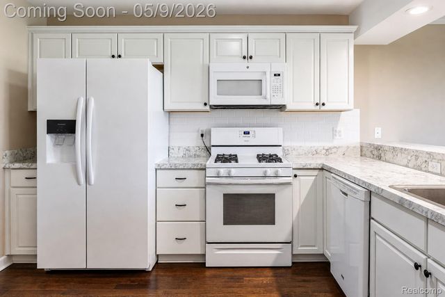 5018 Harbor Oak Drive, Waterford Charter Township, MI 48329
