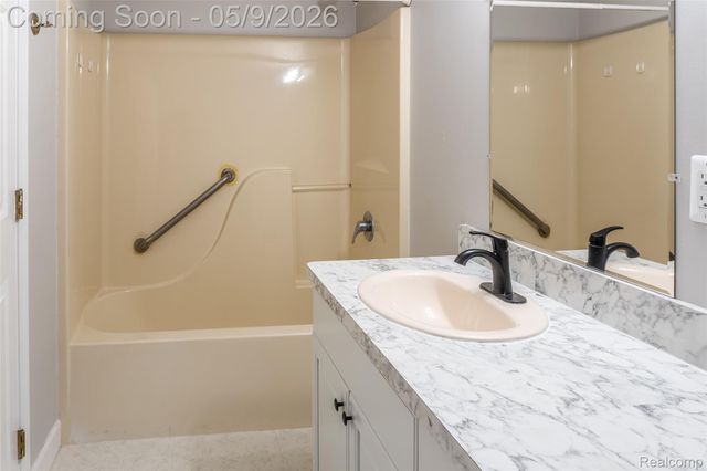 5018 Harbor Oak Drive, Waterford Charter Township, MI 48329