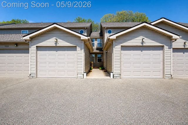 5018 Harbor Oak Drive, Waterford Charter Township, MI 48329