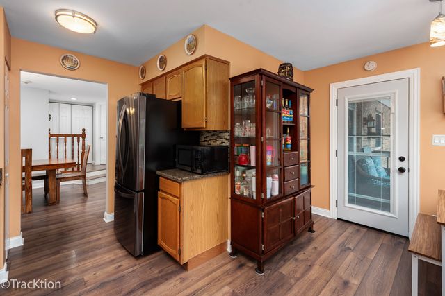 717 Maplewood Court B, Willowbrook, IL 60527