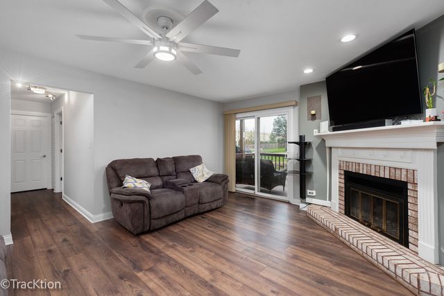 717 Maplewood Court B, Willowbrook, IL 60527