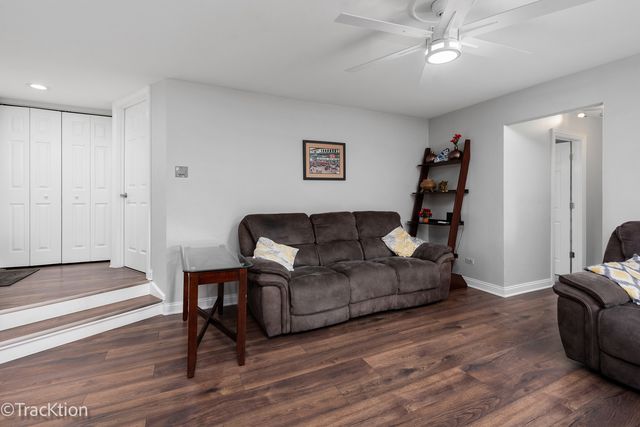 717 Maplewood Court B, Willowbrook, IL 60527