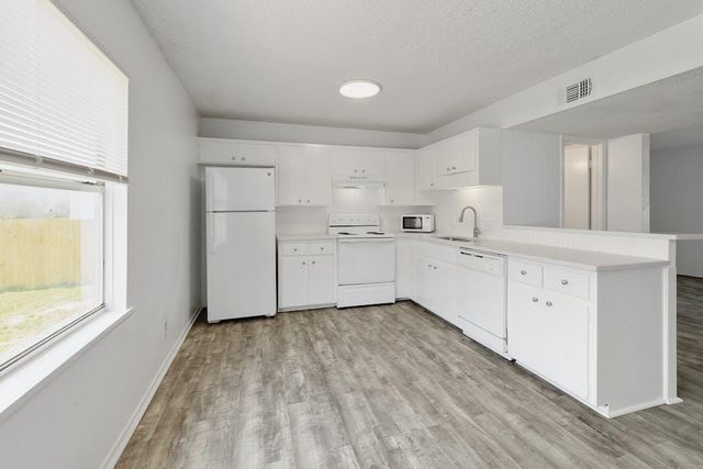 5211 Thunderbird ST B, Lago Vista, TX 78645