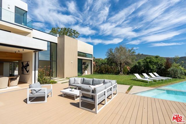 2501 Banyan Drive, Los Angeles, CA 90049