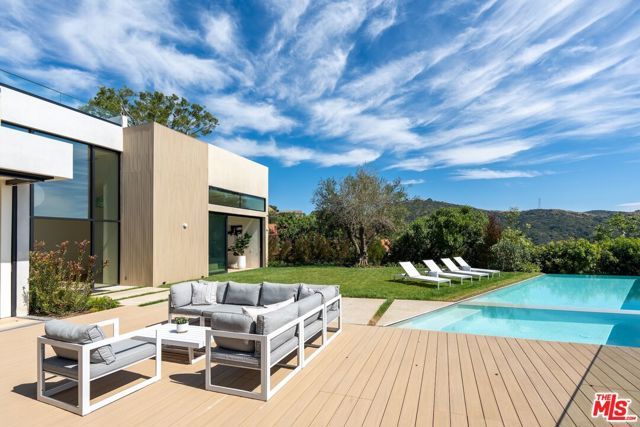 2501 Banyan Drive, Los Angeles, CA 90049