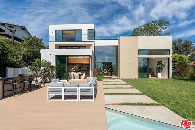 2501 Banyan Drive, Los Angeles, CA 90049