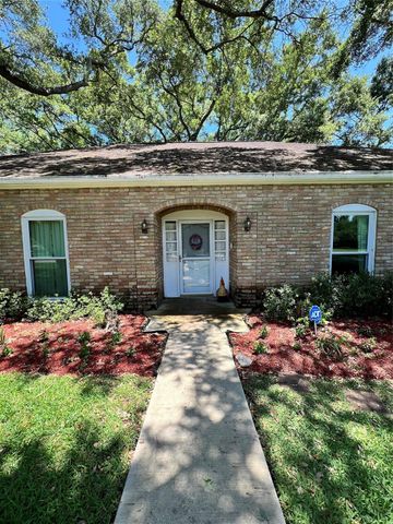 205 Hillcrest Drive, Alvin, TX 77511