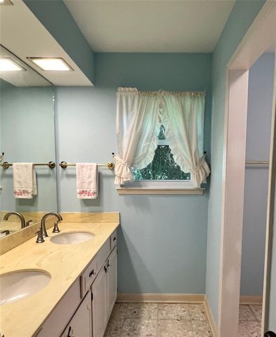 205 Hillcrest Drive, Alvin, TX 77511