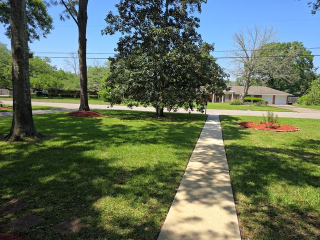 205 Hillcrest Drive, Alvin, TX 77511