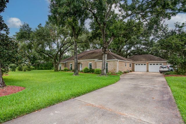 205 Hillcrest Drive, Alvin, TX 77511