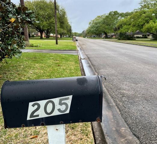 205 Hillcrest Drive, Alvin, TX 77511