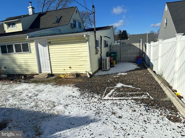 18 VICTORIA LN, Levittown, PA 19054