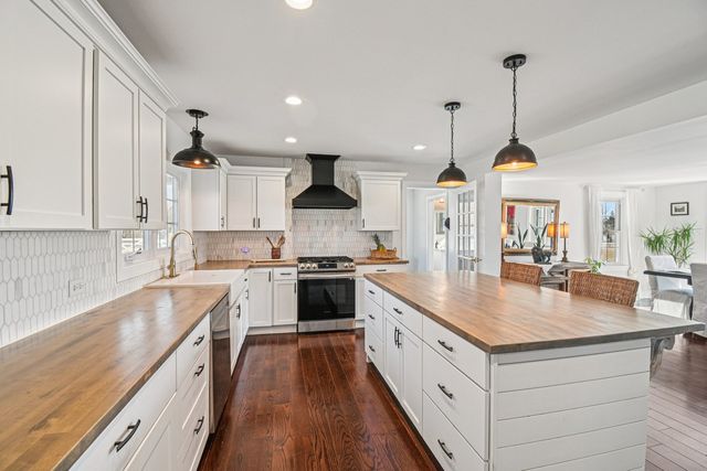 708 S Rose Farm Road, Woodstock, IL 60098