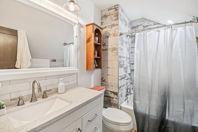 708 S Rose Farm Road, Woodstock, IL 60098