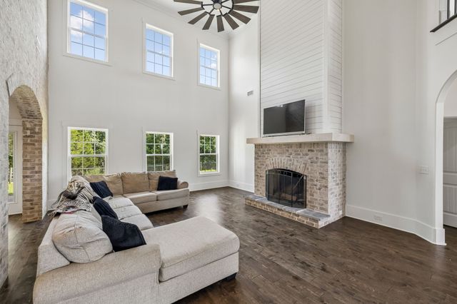 3393 Slayden Marion Rd, Cumberland Furnace, TN 37051