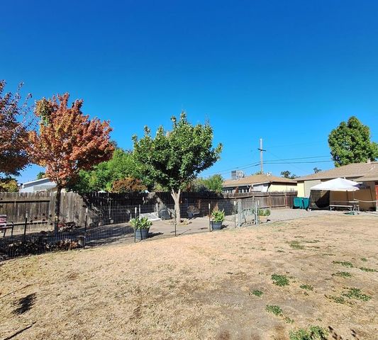 4044 E 4th St, Stockton, CA 95215