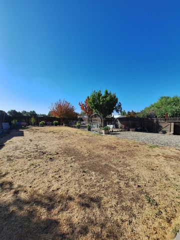 4044 E 4th St, Stockton, CA 95215