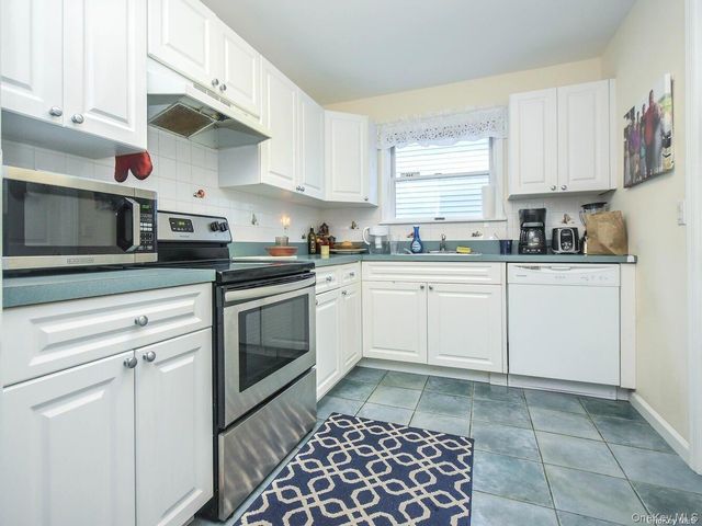 14 Hillcrest Street, Huntington, NY 11743