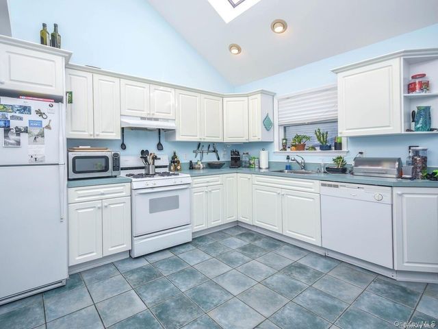 14 Hillcrest Street, Huntington, NY 11743