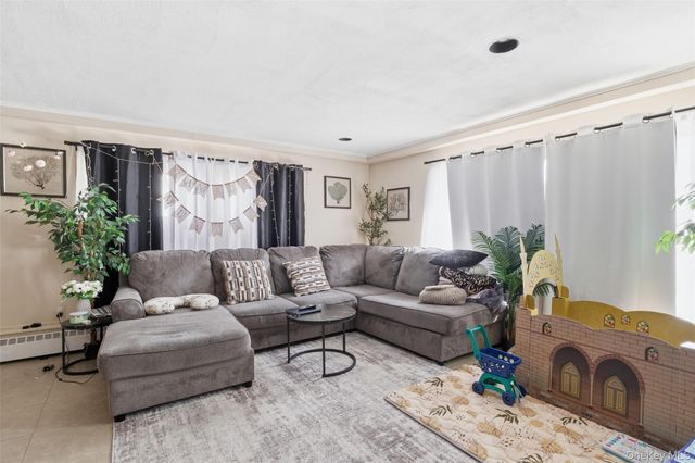 921 Edwards Boulevard, Valley Stream, NY 11580