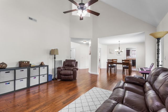 752 Cavalier Dr, Clarksville, TN 37040