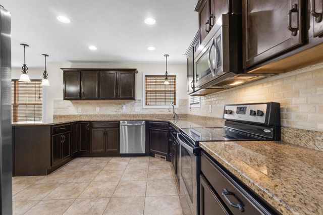 752 Cavalier Dr, Clarksville, TN 37040