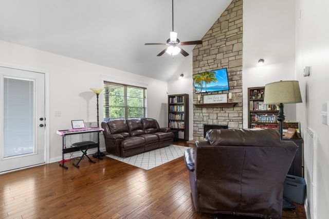 752 Cavalier Dr, Clarksville, TN 37040