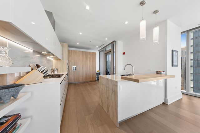 363 E Wacker Drive 2802, Chicago, IL 60601