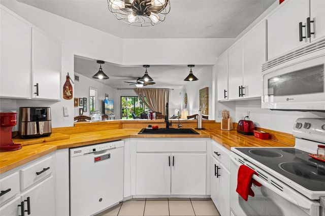 5326 LAKE ARROWHEAD TRAIL 7, Sarasota, FL 34231