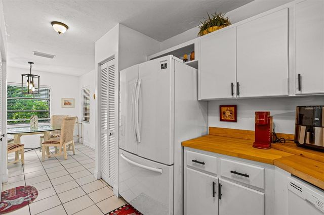 5326 LAKE ARROWHEAD TRAIL 7, Sarasota, FL 34231
